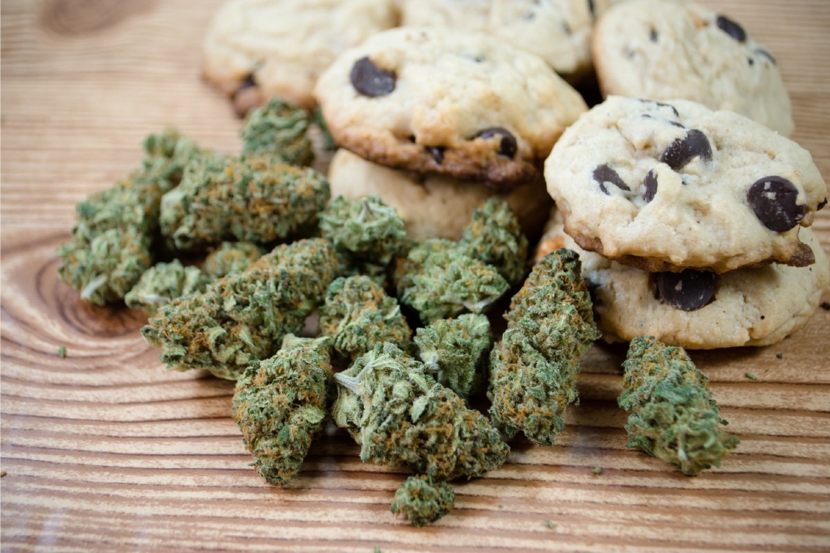 Porção de buds de maconha com alguns cookies de baunilha com gotas de chocolate