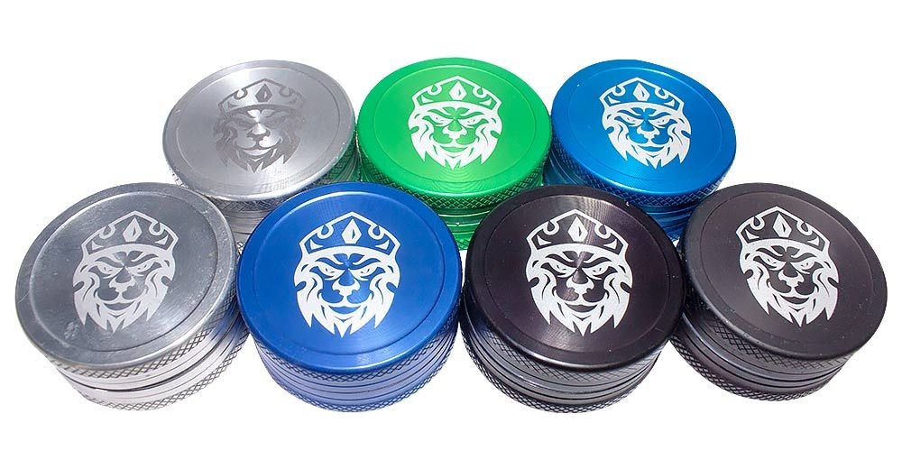 Diferentes cores do dichavador de metal da King Bong em collab com a Up! Grinder