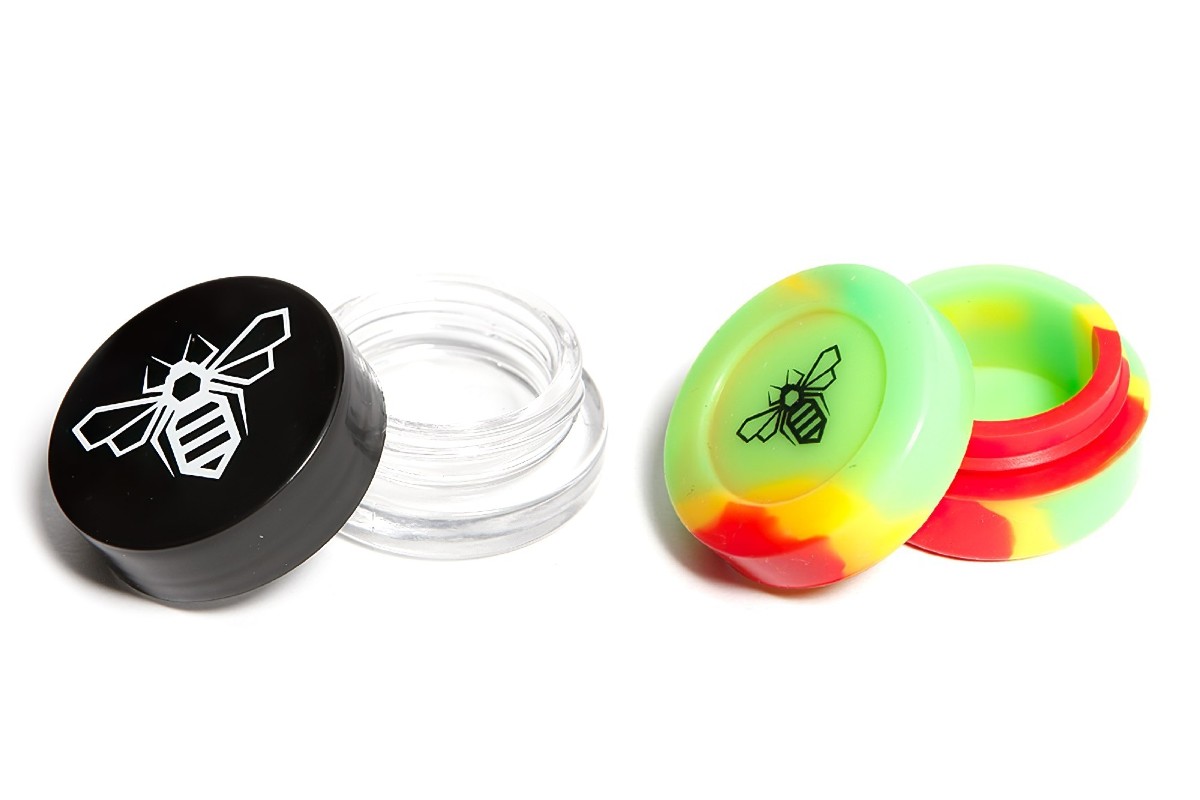 Slick de vidro e slicks de silicone, ambos da marca Cultura Dab com estampa de abelha