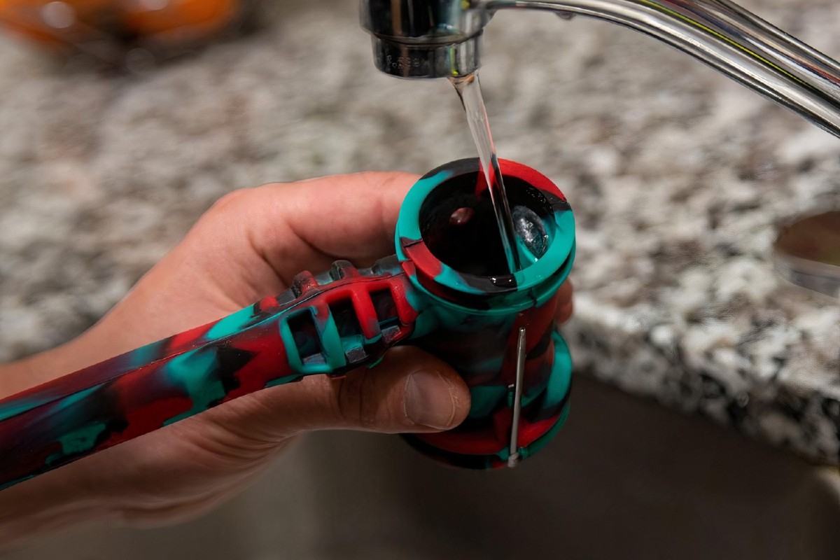 Pipe de silicone sendo lavado em água corrente